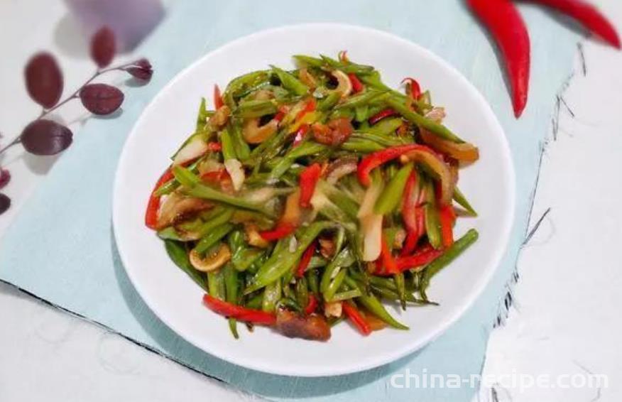 The method of stir frying green beans with oil residue