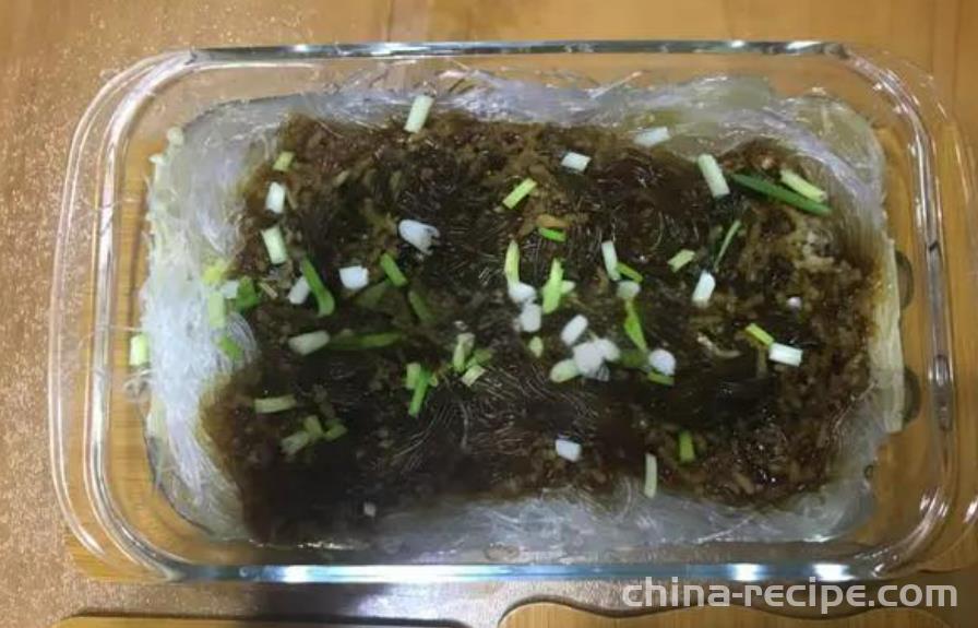 The method of steaming vermicelli with garlic sauce and enoki mushrooms