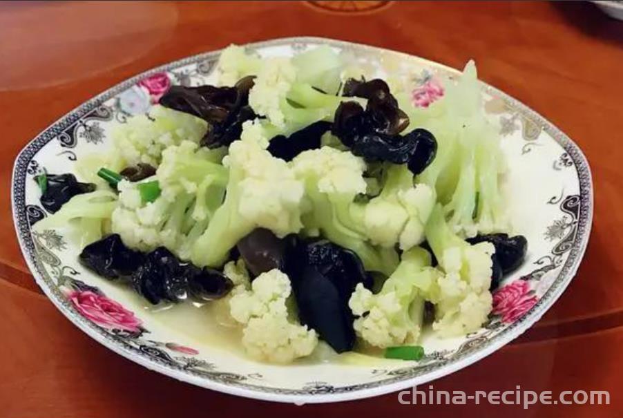 The method of stir frying black fungus with cauliflower