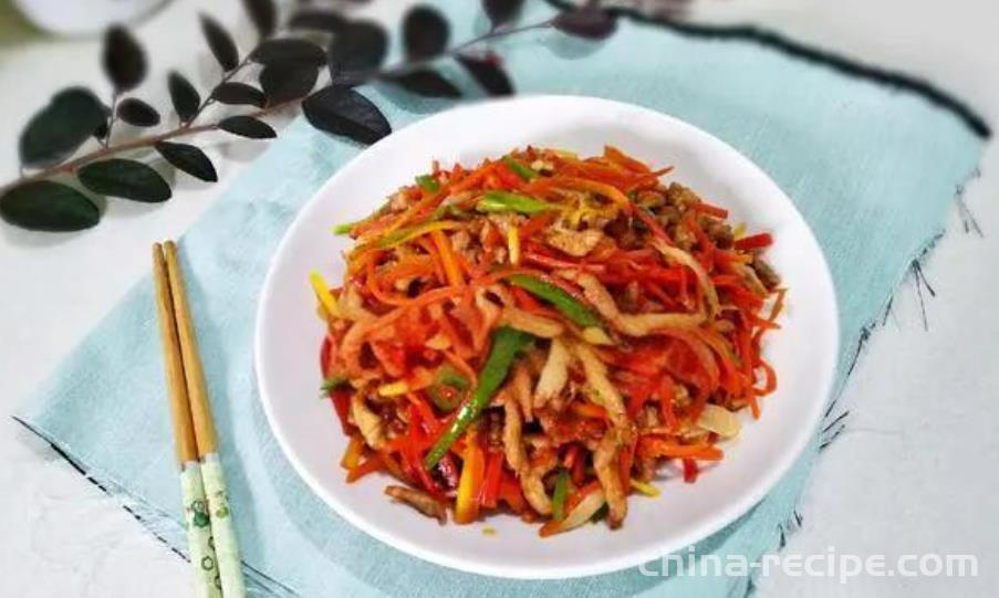 The method of stir frying shredded pork with green peppers and carrots