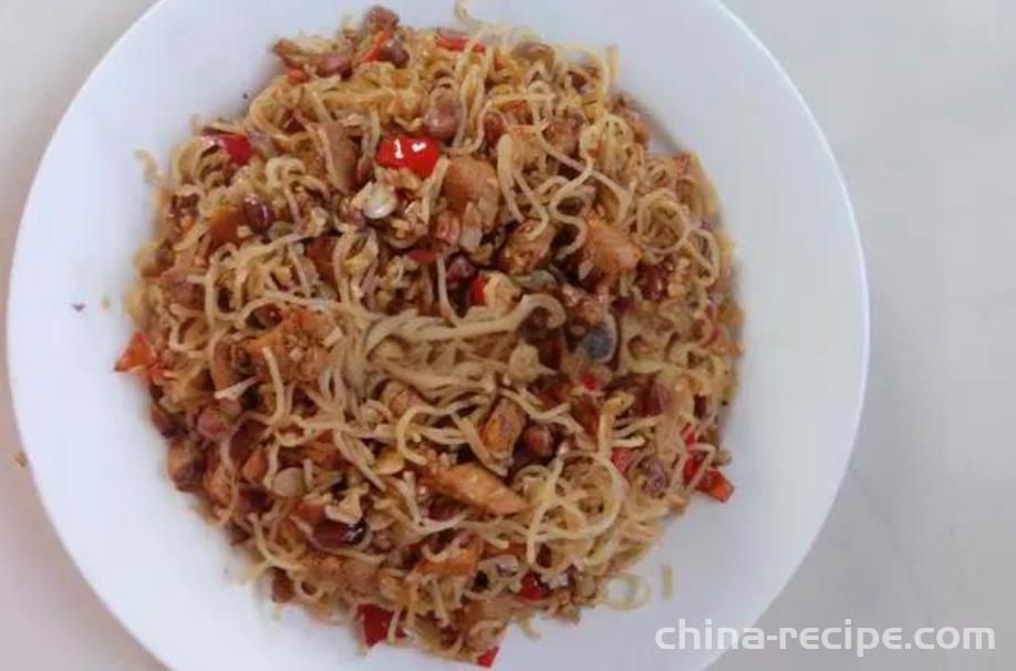 The method of braising vermicelli with peanut chicken cubes