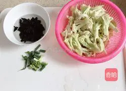 花菜炒黑木耳的做法图解1