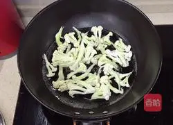 花菜炒黑木耳的做法图解2