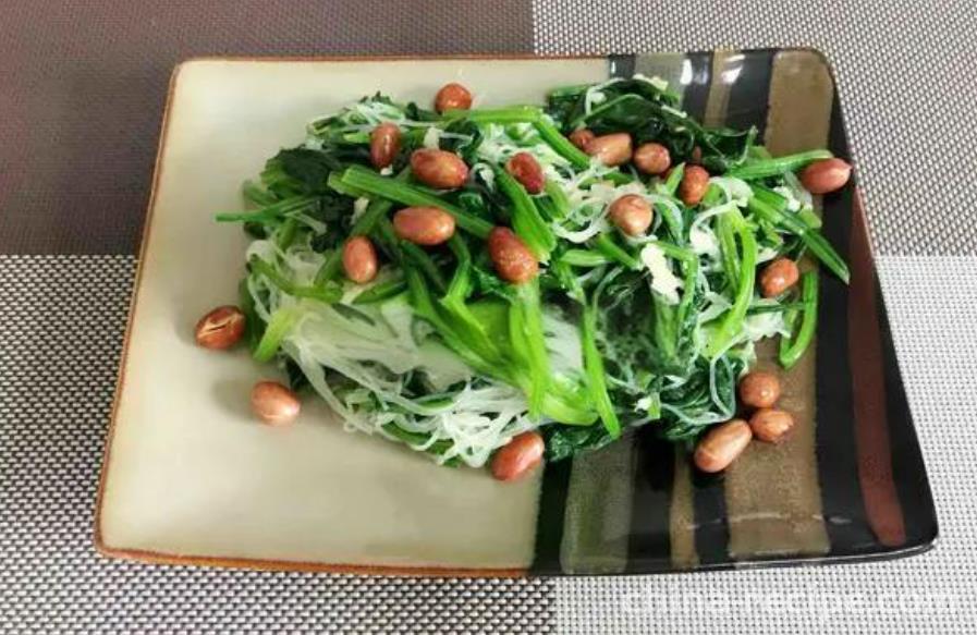 The recipe for mixing mustard with spinach, vermicelli, peanuts