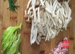 蟹味菇肉汤的做法图解1