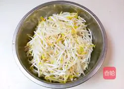 韭苔炒绿豆芽的做法图解1