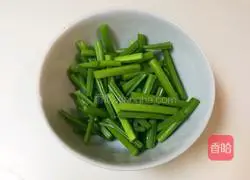 韭苔炒绿豆芽的做法图解2