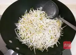 韭苔炒绿豆芽的做法图解3