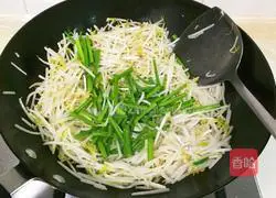 韭苔炒绿豆芽的做法图解4