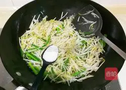 韭苔炒绿豆芽的做法图解5