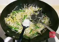 韭苔炒绿豆芽的做法图解6