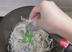 豆芽菜炒牛肉丝的做法图解7