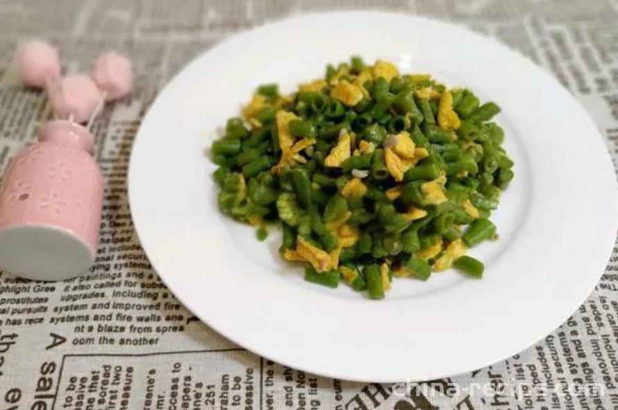 The method of stir frying eggs with green beans