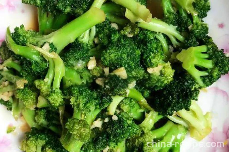 The recipe for homemade garlic paste and broccoli