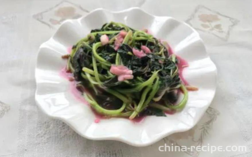 The method of stir frying amaranth with garlic paste