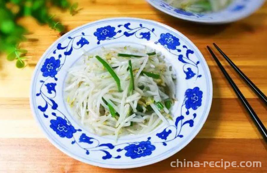 The method of stir frying mung bean sprouts with leek moss