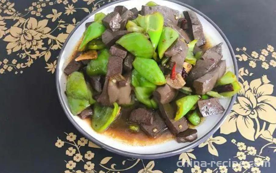 The method of stir frying lamb blood with spicy sauce