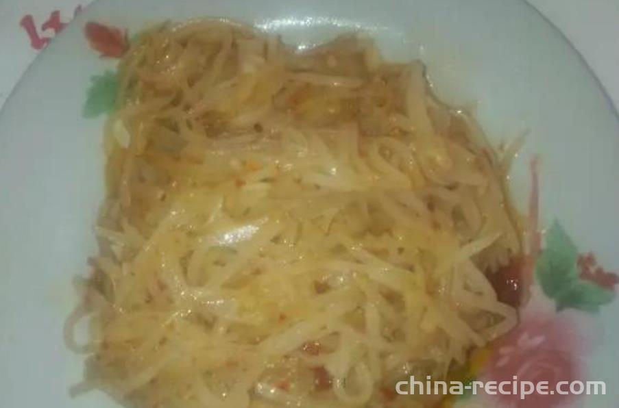 The method of making sour, spicy and refreshing shredded potatoes