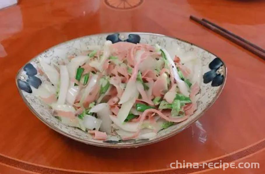 The method of stir frying vegetable roots with American ham