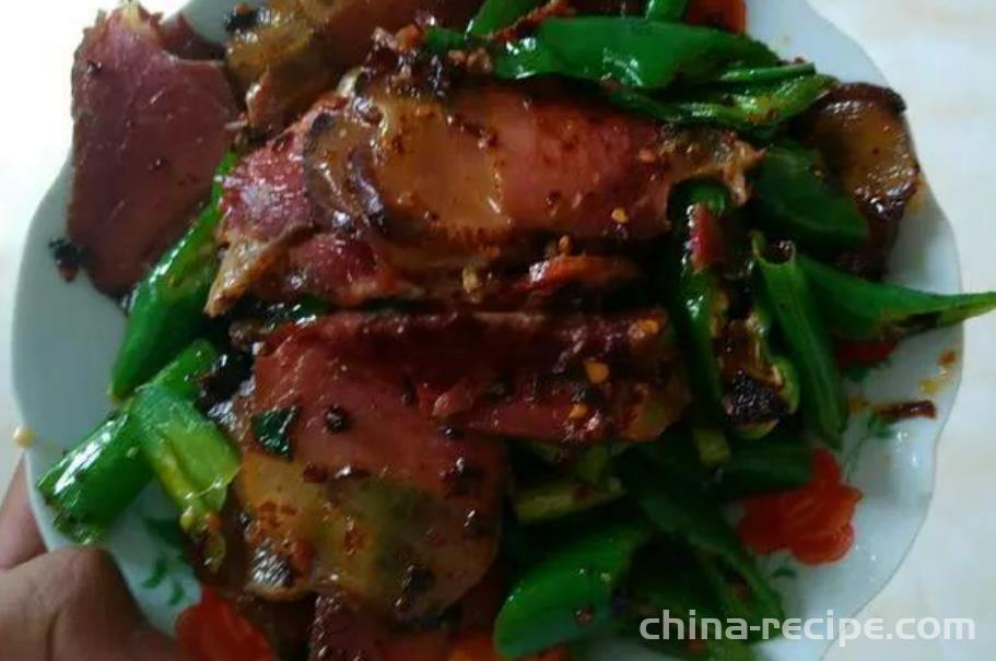 The method of stir frying cured meat with Sichuan peppercorns