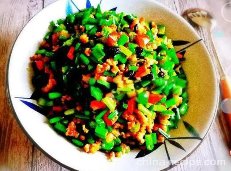 The method of stir frying fly heads