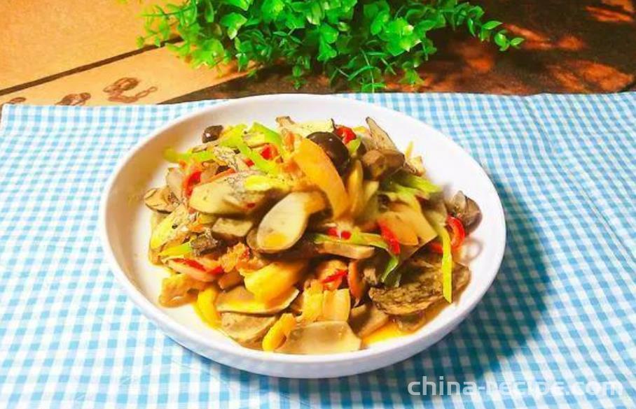 The method of stir frying pork slices with Boletus edulis