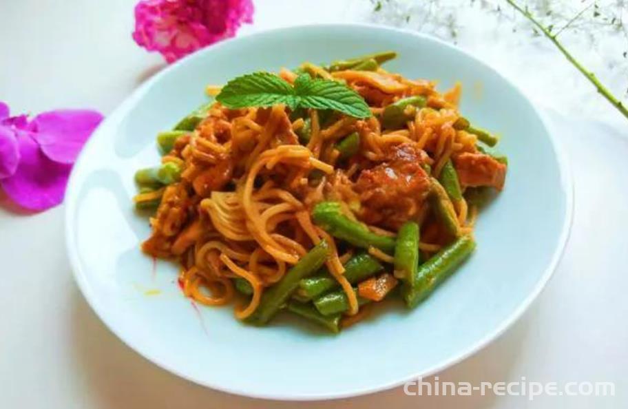 The method of making iron pot bean stew noodles