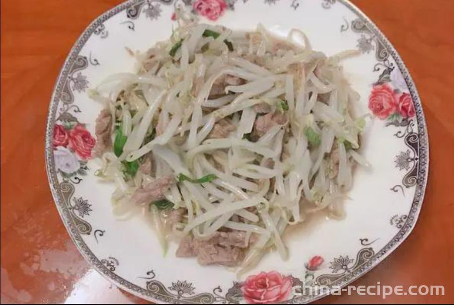 The method of stir frying beef shreds with bean sprouts and vegetables