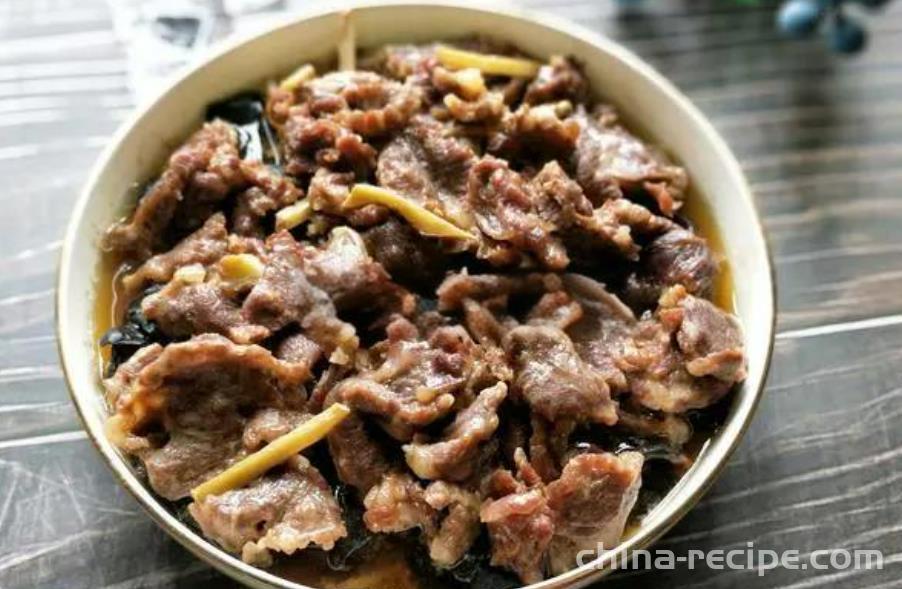 The method of steaming beef with Yun'er golden needle mushroom