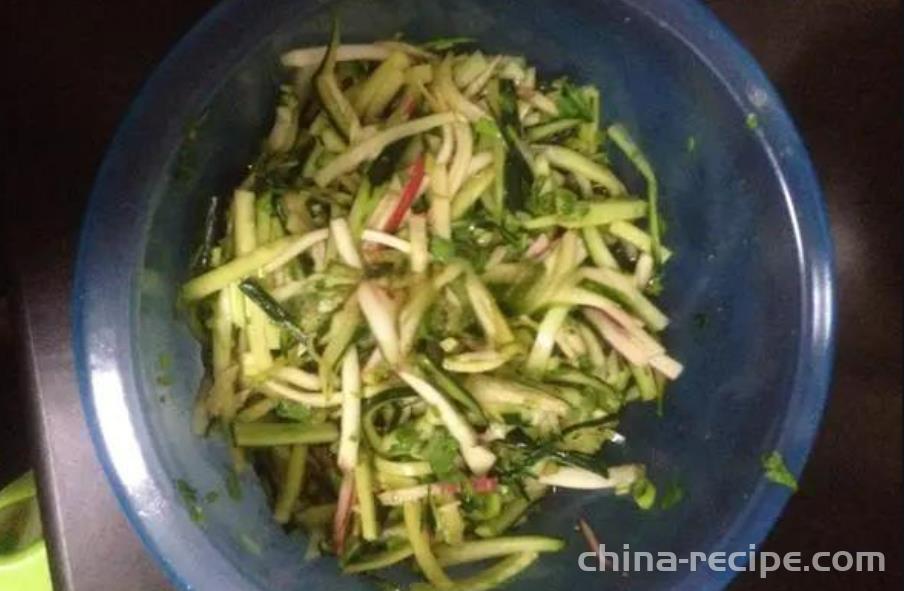 The method of mixing water radish with cucumber