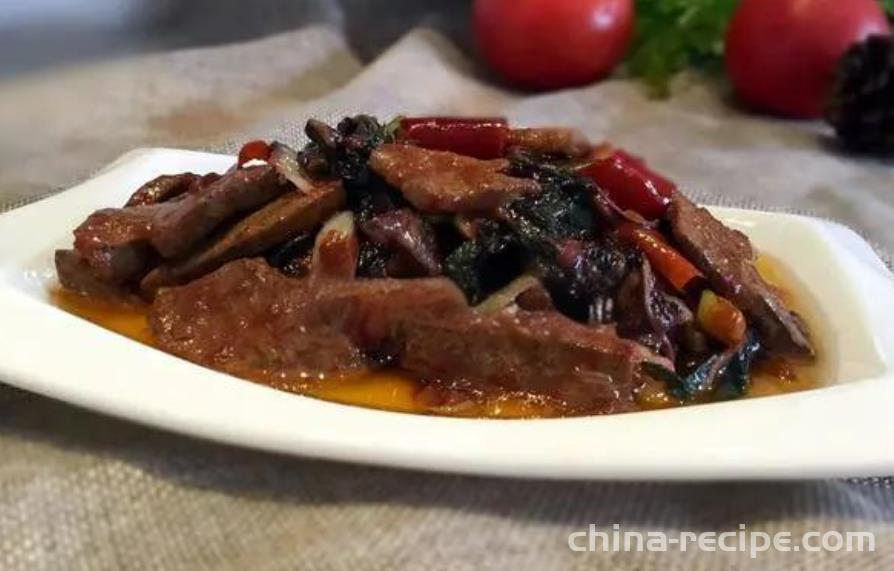 The method of stir frying blood skin vegetables with pork liver