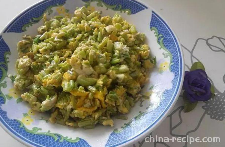 The method of stir frying celery eggs