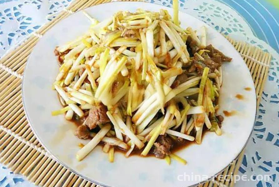 The method of stir frying garlic yellow with shredded meat