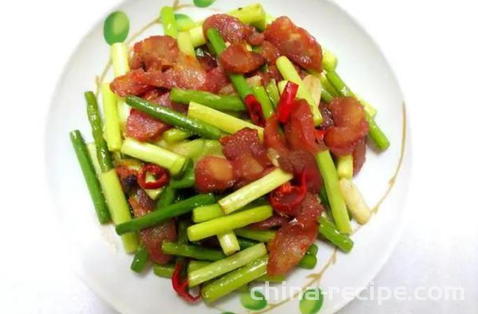 The method of stir frying garlic sprouts with sausage