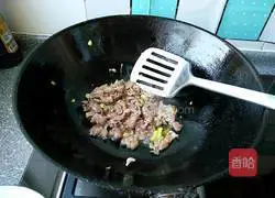 肉丝炒蒜黄的做法图解4