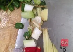 酸菜炒肥肠的做法图解2