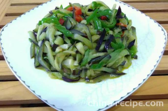 The method of stir frying eggplant shreds with pointed peppers