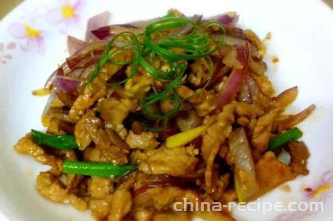 The method of stir frying shredded pork with onions