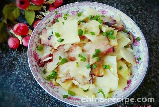 The method of stir frying cured meat with spring bamboo shoots