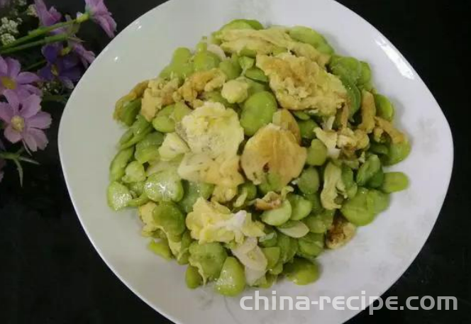 The method of stir frying eggs with fava beans