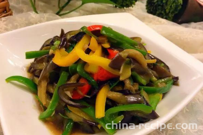 The method of stir frying eggplant with chili pepper